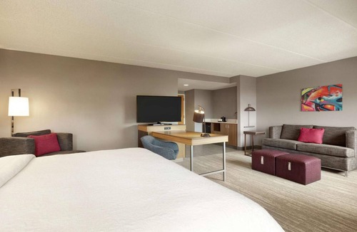 US 290 Hotel | Quiet & Clean Room for Family w/Pets | Steps to Cinemark Tinseltown Houston 290