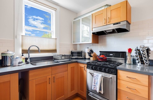 Bushrod House | Quiet, Comfortable, Clean. Turnkey & Easy Access to SF, Berkeley, Oakland