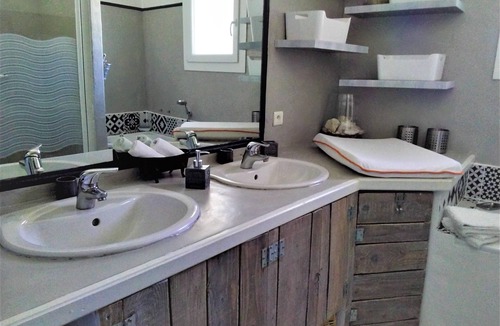 Cheval-Blanc House | QUIET, COMFORTABLE PROVENCAL FARMHOUSE IN THE COUNTRYSIDE WITH SECURE SWIMMING POOL