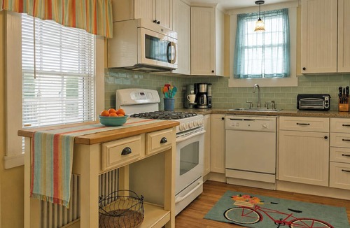 Wall House | Quiet, Comfortable Retreat for Couples & Small Families - Belmar NJ
