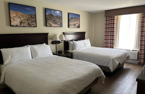 Barstow Hotel | Quiet + Comfortable Room w/Breakfast – Close to Major Dining + Shopping!