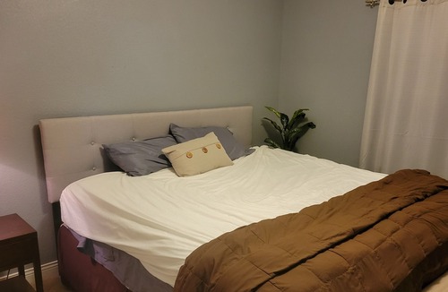 Slinger Condo | Quiet condo stay w/easy access to 41 to Milwaukee or Appleton.