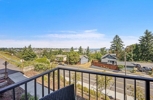 Eastside Condo | Quiet, convenient Commencement Bay & city views!