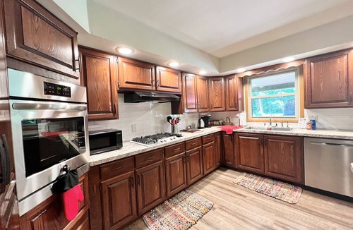 New Castle House | Quiet country setting with walking trails and large pond