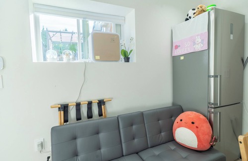 Killarney House | Quiet, cozy, 2bedroom, 1 bathroom suite near Skytrain/transit