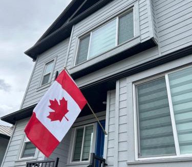 Killarney House | Quiet, cozy 2BR1BA private entry suite near Skytrain