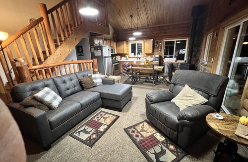 Howard Cabin | Quiet, Cozy and Quaint Log Cabin Living!