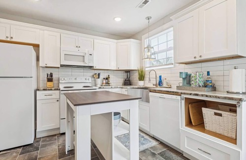 Downtown House | Quiet & Cozy Bungalow with Multiple Parking Spots
