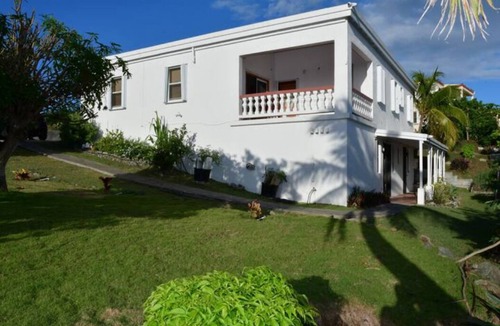 Estate Annas Retreat Apartment | Quiet Cozy Island Mountain Getaway