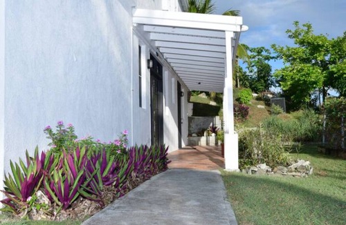 Estate Annas Retreat Apartment | Quiet Cozy Island Mountain Getaway