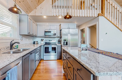 Unaka House | Quiet & cozy mountain retreat with amazing views, 2 decks, fireplace & firepit