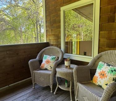 Hamden House | Quiet Cozy Stay Spacious Home Near Beach & Shops