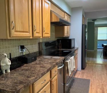 Hamden House | Quiet Cozy Stay Spacious Home Near Beach & Shops