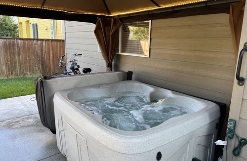 Vancouver House | Quiet Cul-de-sac home with hot tub