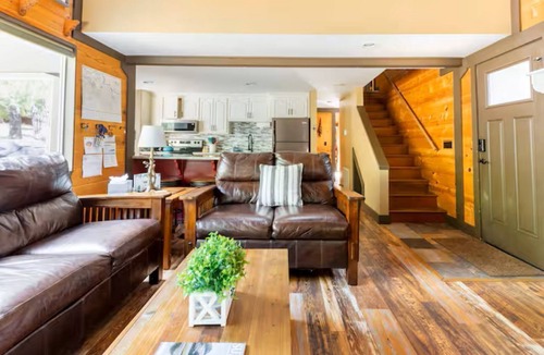 Overlook Park Ski Chalet | Quiet Cul-De-Sac, Walk to SHARC w/free passes, Hot Tub, AC, Sleeps 13!