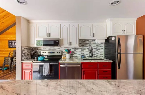 Overlook Park Ski Chalet | Quiet Cul-De-Sac, Walk to SHARC w/free passes, Hot Tub, AC, Sleeps 13!