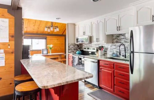 Overlook Park Ski Chalet | Quiet Cul-De-Sac, Walk to SHARC w/free passes, Hot Tub, AC, Sleeps 13!