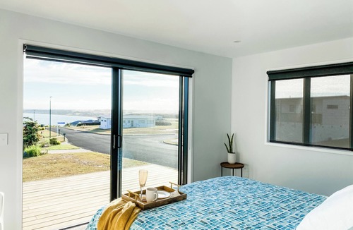 Merita House | Quiet escape for a family get away! Close to beaches, cafe and shops.