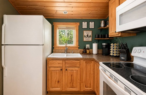 Ardenvoir Cabin | Quiet Escape | Hot Tub | BBQ | Fenced | Deck