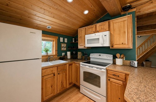 Ardenvoir Cabin | Quiet Escape | Hot Tub | BBQ | Fenced | Deck