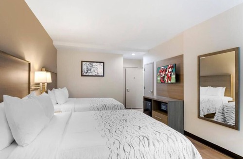 Queens House | Quiet Escape: Relaxing Room | Steps Away from Jamaica Station