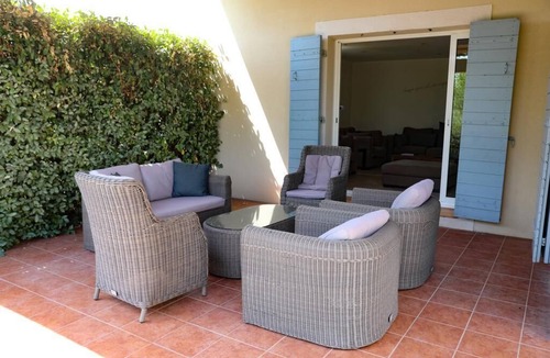 Cabrieres-d'Avignon Villa | Quiet family friendly vacation home for 6 to 10 pers.