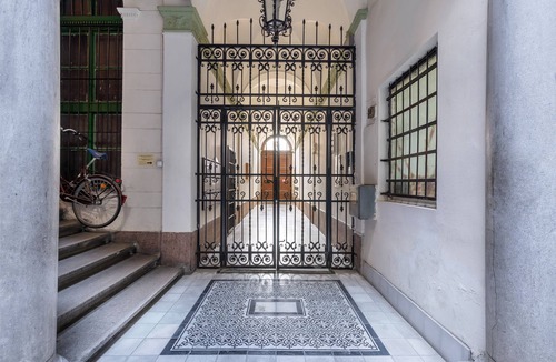 Inner City Budapest Apartment | Quiet flat in central Budapest 2-5 people with Air-con and elevator
