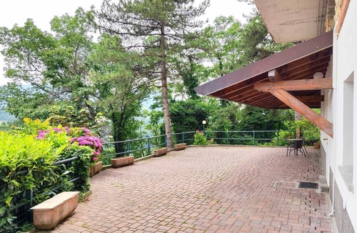 Villongo Apartment | Quiet flat in the Villongo Castle park near the Iseo lake