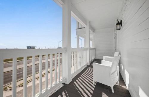 Pass Christian Apartment | Quiet Harbor Condo-Private Balcony-Relaxing Stay