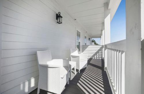 Pass Christian Apartment | Quiet Harbor Condo-Private Balcony-Relaxing Stay