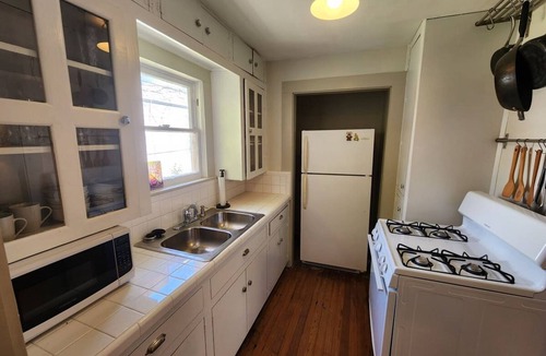 Greater Heights House | Quiet Heights Hideaway Walk to Restaurants