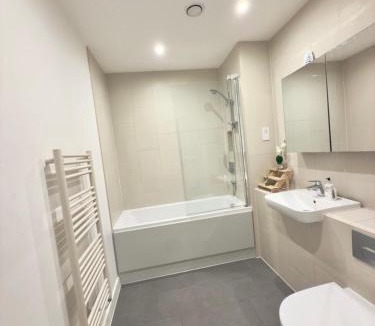East Ham Apartment | Quiet Hideaway