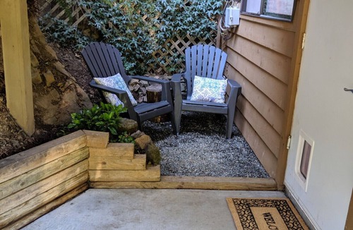 North Saanich House | Quiet hideaway near Sidney, BC with king bed, kitchenette and private bathroom