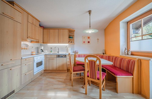 Bramberg am Wildkogel Apartment | Quiet holiday home with large terrace and bath