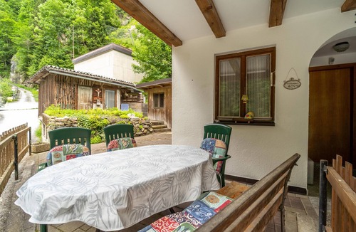Bramberg am Wildkogel Apartment | Quiet holiday home with large terrace and bath