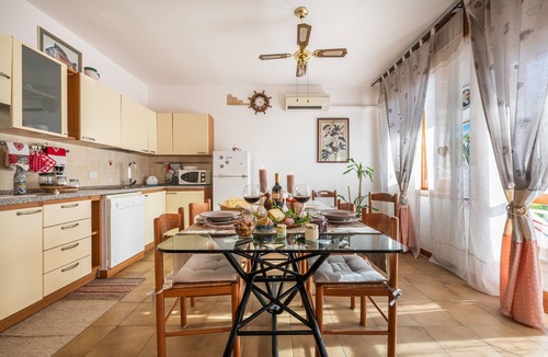 Capitana Apartment | Quiet Holiday Apartment "Casa Dea72" Near the Beach with Air Conditioning & Terrace