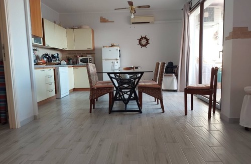 Capitana Apartment | Quiet Holiday Apartment "Casa Dea72" Near the Beach with Air Conditioning & Terrace