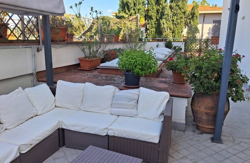 San Frediano Apartment | Quiet house surrounded by greenery inside the walls of Florence with terrace