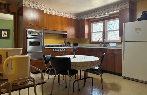 Miller Beach Apartment | Quiet Indiana Dunes retreat near hiking and beach