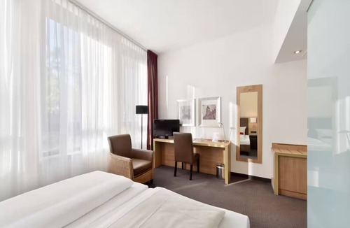 Obersendling Hotel | Quiet, Inviting Room Perfect for Business Travelers Seeking Easy Metro Access