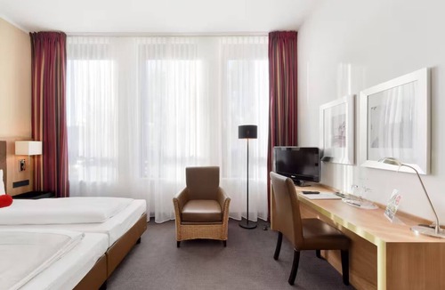 Obersendling Hotel | Quiet, Inviting Room Perfect for Business Travelers Seeking Easy Metro Access
