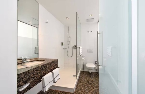Obersendling Hotel | Quiet, Inviting Room Perfect for Business Travelers Seeking Easy Metro Access
