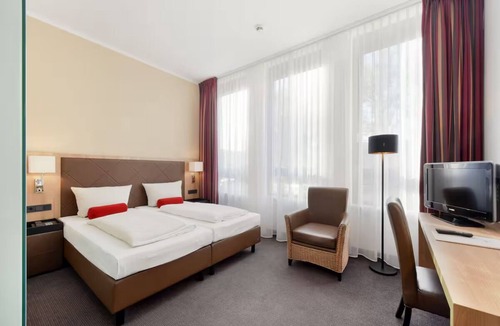 Obersendling Hotel | Quiet, Inviting Room Perfect for Business Travelers Seeking Easy Metro Access