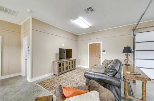 Gladewater House | Quiet Lake Gladewater Getaway w/Dock & Kayaks!