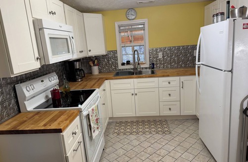 Big Rock Cottage | Quiet Lake/Hunting cottage super close to boat launch and beach