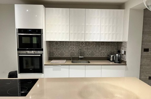 Eastcote House | Quiet location; easy access to London. Good transport links to Heathrow Airport.