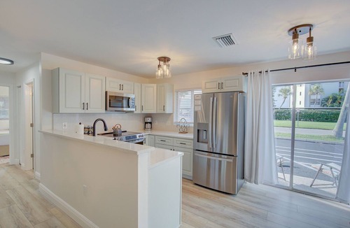 Dunedin Condo | Quiet Location King Beds One Mile To Honeymoon Island 3 Miles 2 Downtown