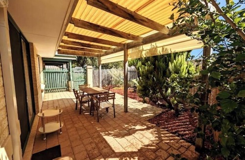 Currambine House | Quiet Location Walk to train and superarket, 5 minute drive to beach