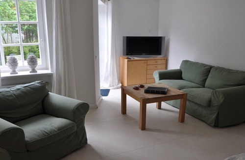 Brodten Apartment | Quiet location, walking distance from Brodtener Steufer, modern facilities, WiFi