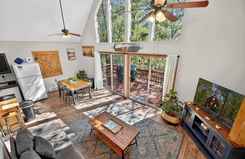 Mount Jackson Ski Chalet | Quiet Loft Chalet near Bryce w/Hot Tub & Fire Pit